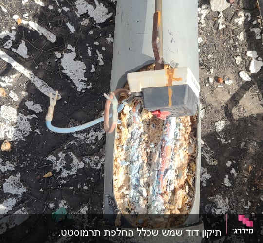 חלק עליון של דוד שמש עם חיבורים חשמליים גלויים